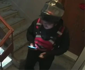 Kuryeden Skandal! Merdiven Dairesine İdrar