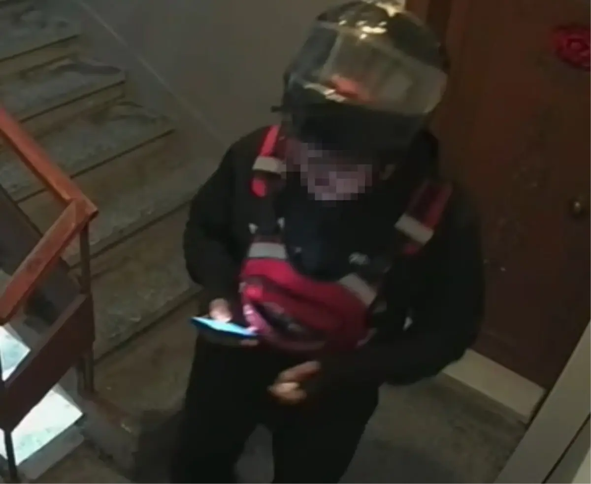 Kuryeden Skandal! Merdiven Dairesine İdrar