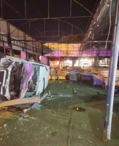 Kuşadası’nda Araç Mağazaya Girdi: 2 Yaralı