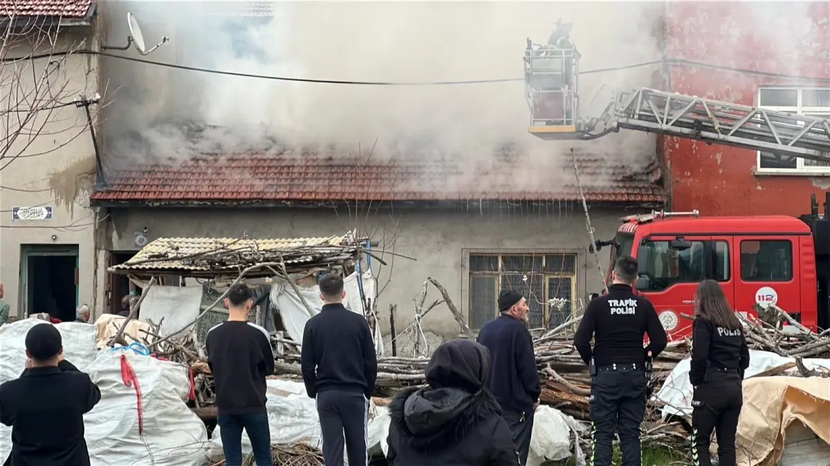 Kütahya’da Çatı Yangını Kontrol Altına Alındı