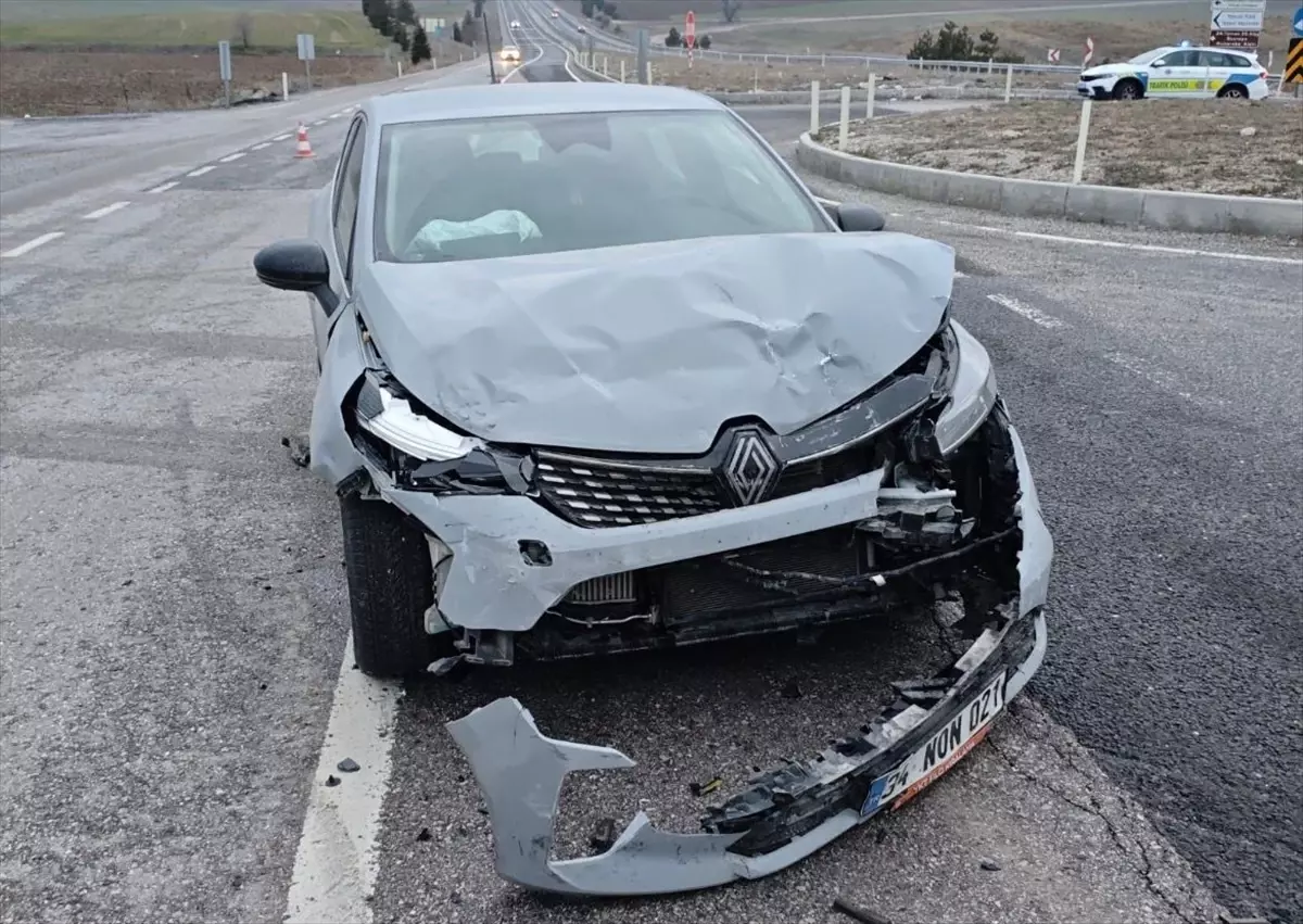 Kütahya’da Trafik Kazası: 2 Yaralı