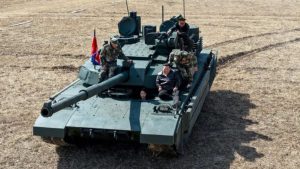 Kuzey Kore lideri Kim Jong-un’un kızı tank kullandı