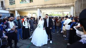 Lübnan’da savaşın gölgesinde düğün: Sığındıklar okulda dünya evine girdiler