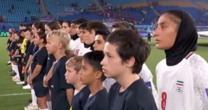 Maça çıkan İranlı kadın futbolculardan tüm dünyayı şoke eden hareket