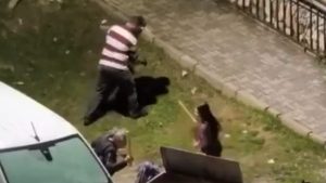 Malatya’da eski eşiyle tartıştı: Komşular sopayla dövdü