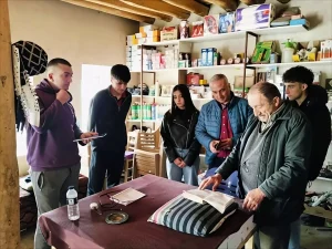 Malatya’da lise öğrencileri bakkal veresiye defterindeki borçları ödedi