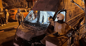 Maltepe’de park halindeki 3 araç yandı