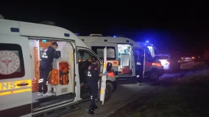 Manisa’da Ambulans ve Otomobil Çarpıştı