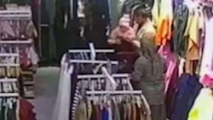 Manisa’da boğazına ambalaj kaçan bebeği, Heimlich hayata döndürdü