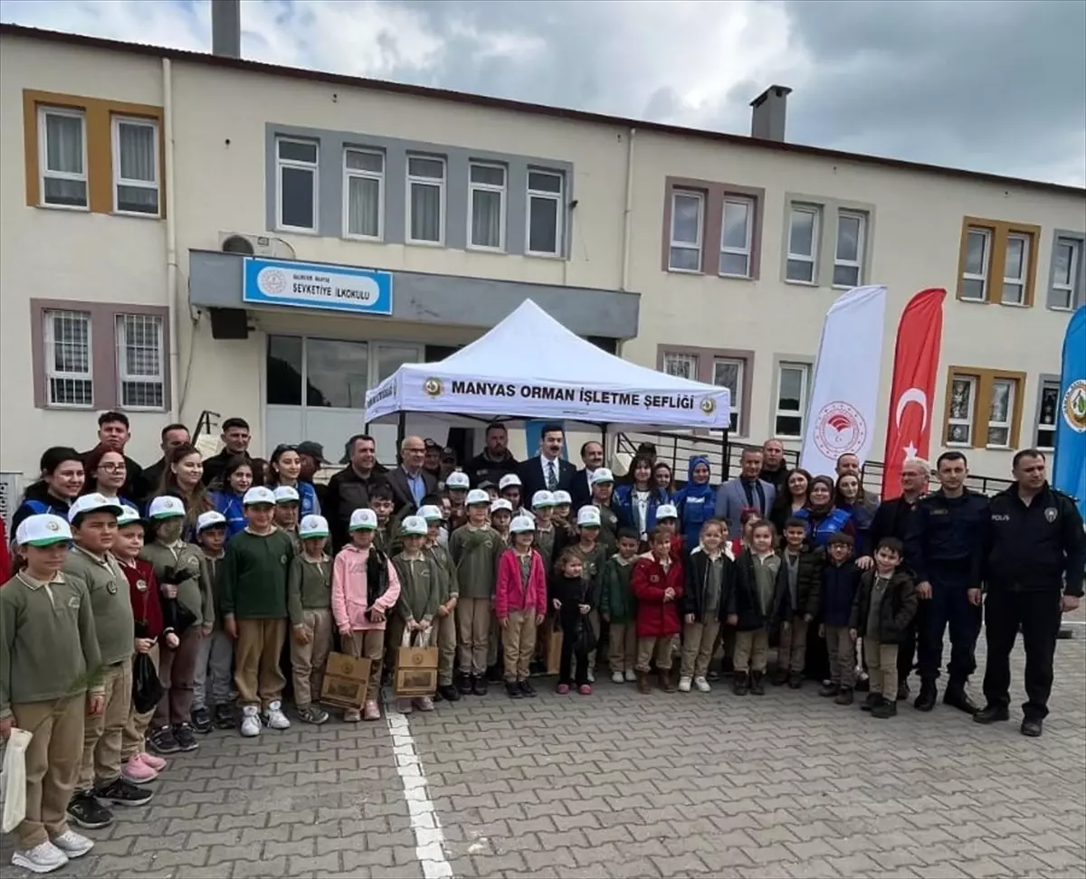 Manyas’ta Öğrencilere Fidan Dağıtıldı