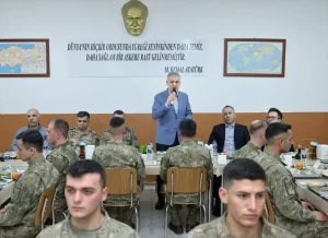 Mardin Valisi ve Büyükşehir Belediye Başkan Vekili Akkoyun askerlerle iftar yaptı