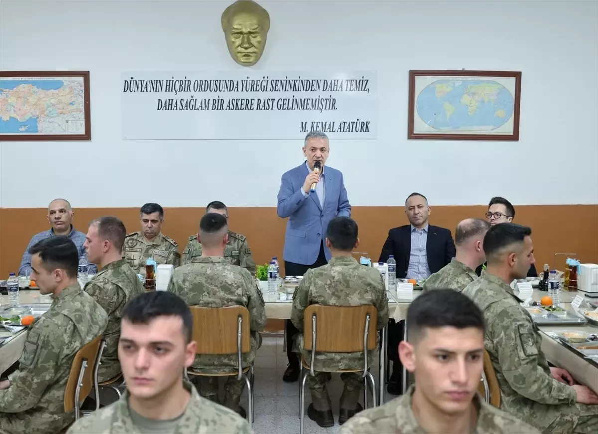 Mardin Valisi ve Büyükşehir Belediye Başkan Vekili Akkoyun askerlerle iftar yaptı