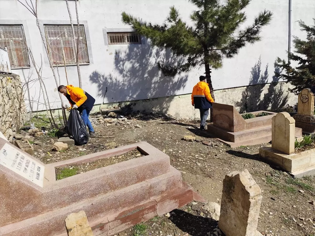 Mardin’de Mezarlık Temizliği
