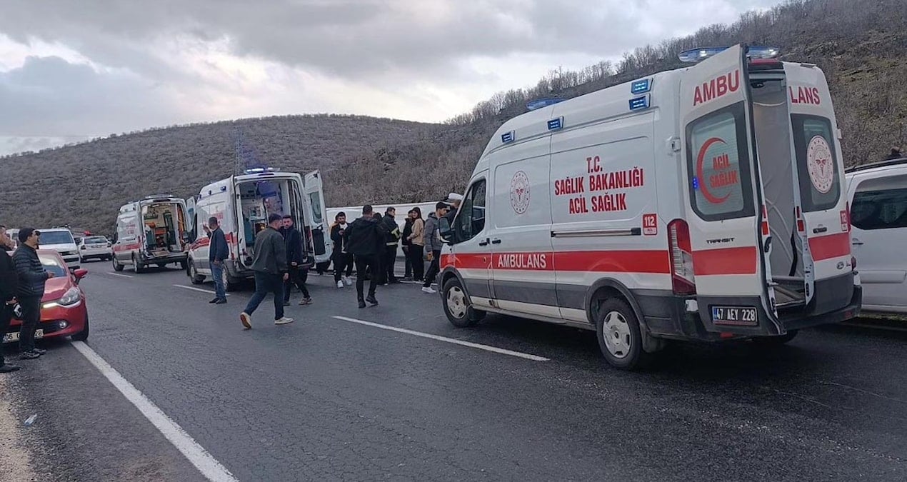 Mardin’de yolcu midibüsü devrildi, 13 yaralı