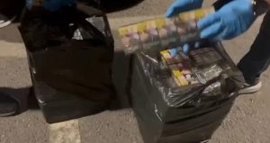 Market aracında kaçak sigara ele geçirildi