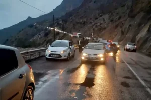 Mersin’de Heyelan Kara Yolunu Kapadı