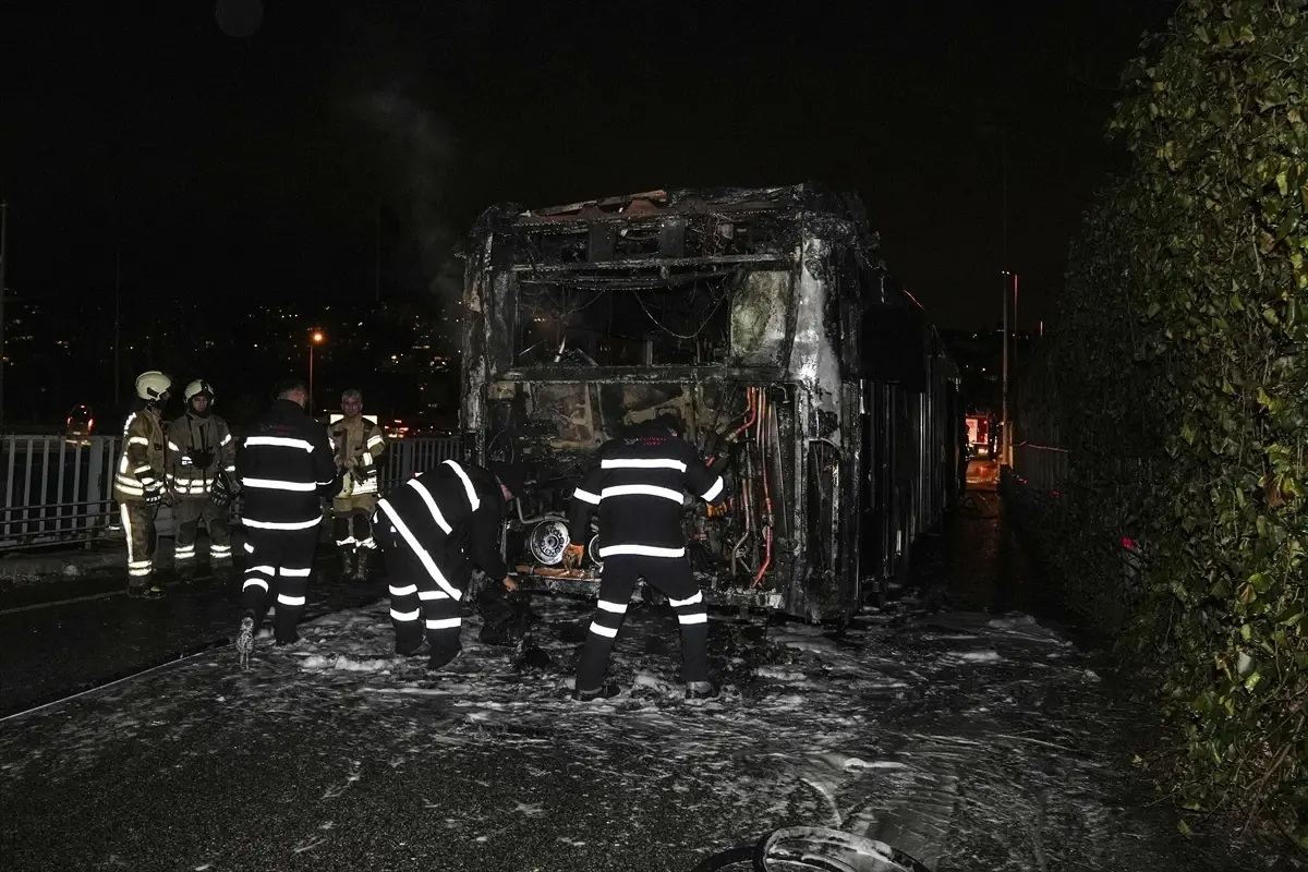 Metrobüste Yangın: Yolcular Tahliye Edildi