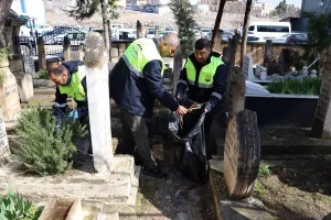 Mezarlıklar Bayram İçin Hazırlanıyor