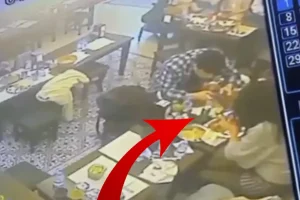 Mide bulandıran olay! Yemeğinden böcek çıktı, sonra yaşananlar daha ilginç