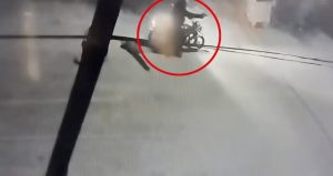 Motosikletle geldi, 15 el ateş etti