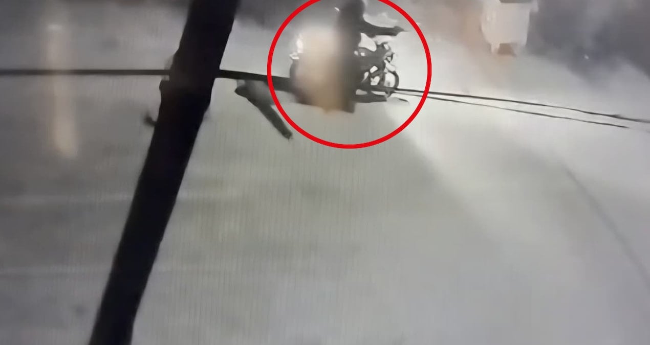 Motosikletle geldi, 15 el ateş etti