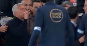 Mourinho derbide kırmızı kart gördü! Çılgına çeviren kelime ortaya çıktı