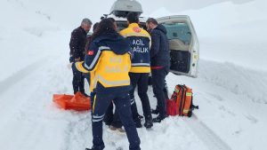 Muş’ta yolu kapanan köylerdeki hasta için ekipler seferber oldu