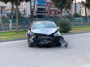 Nazilli’de Otomobil Durağa Çarptı: İki Yaralı