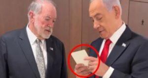 Netanyahu elindeki suikast listesini gülerek gösterdi! Dünyayı dehşete düşüren kan kokulu diyalog