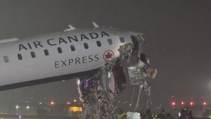 New York’taki havalimanında uçakla itfaiye aracı çarpıştı