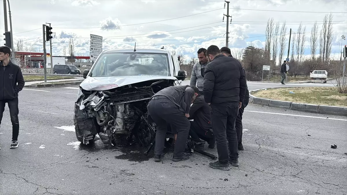 Niğde’de Ambulans ile Araç Çarpıştı
