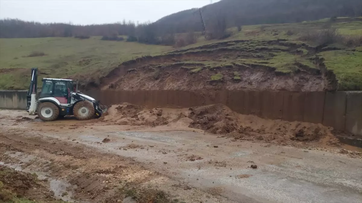 Niksar’da Heyelan Kapanan Yol Yeniden Açıldı