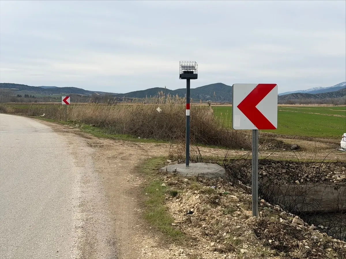 Niksar’da Trafik Güvenliği İçin Uyarı Lambası