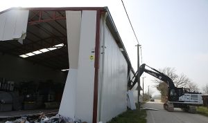 Nilüfer’de tarım alanındaki 900 metrekarelik kaçak yapı yıkıldı