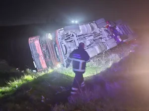 Nusaybin’de Tır Devrildi: Sürücü Yaralı