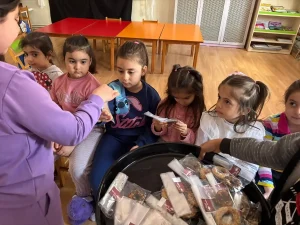 Öğrencilerden Kandil Simidi Dağıtımı