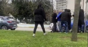 Okul önünde saç başa kavgaya tutuştular! Çocukları bile arabada unuttular