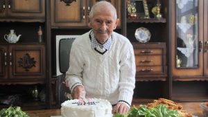 Ordu’da asırlık dede 102 yaşı için özel pasta kesti