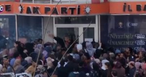 Osmaniye’de tartışma yaratan kalabalık: ‘Bayram harçlığı’ için birbirlerini ezdiler