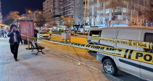 Otobüs beklerken husumetlisinin silahlı saldırısında ağır yaralandı