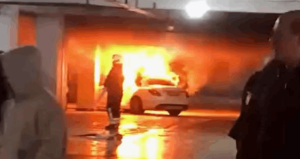 Otomobil otoparkta alev topuna döndü