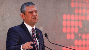 Özgür Özel’den Uşak Belediye Başkanı Özkan Yalım’a: Dimdik ayaktayız