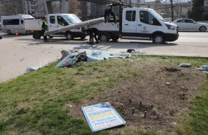 Pamukkale’de Minibüs Otobüs Durağına Çarptı