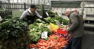 Pazardaki vatandaş Erdoğan’a seslendi: Gelsin hanımıyla, bize reva gördüğü maaş ile geçinebiliyorlarsa biz de geçinelim