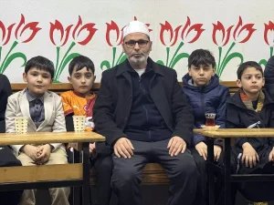 Pendik’te camide “soba başı muhabbetleri”yle gençlere güvenli ortam sunuluyor