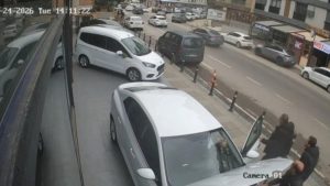 Pendik’te silahlı saldırı: Kaldırımda bekleyen iki kişi yaralandı