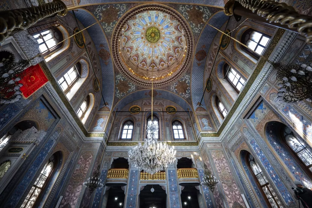 Pertevniyal Valide Sultan Camisi: Eklektik Bir Mimari Eser