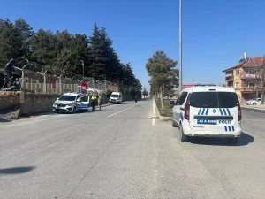Plakasız Motosiklet Sürücüsü Trafik Polisine Çarptı