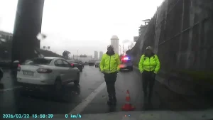 Polis, Boğulmak Üzere Olan Sürücüye İlk Yardım Yaptı