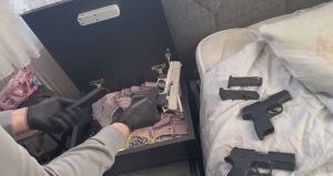 Polisin dikkatinden kaçmadı! Uyuşturucu operasyonunda gizli bölmede silah ve para ele geçirildi